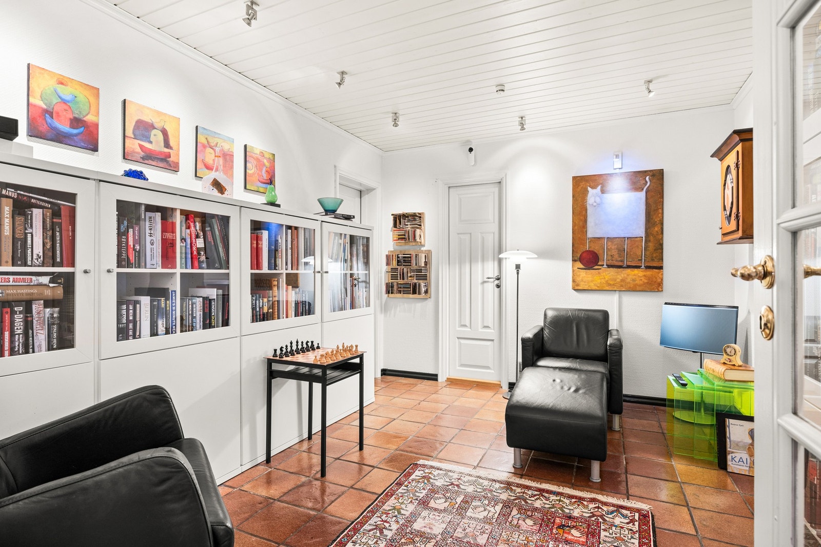 Boligen har en innholdsrik underetasje, med flere soverom og oppholdsrom, bad, badstue, separat toalett og boder med god lagringsplass - en fleksibel planløsning, med mange bruksmuligheter. Galleribilde