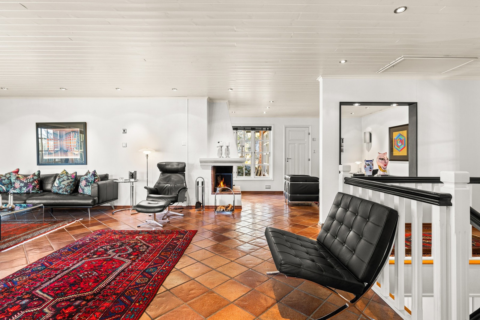 De hvitmalte trehimlingene har integrert downlights. Galleribilde