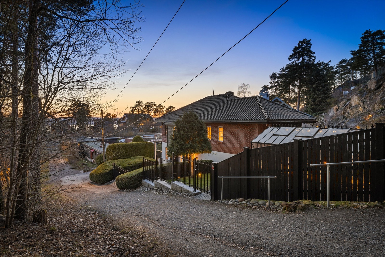 Rett utenfor døren finner du Skredderjordet - et friområde med sandvolleyballbaner, fotballbane og skøyteis vinterstid Galleribilde