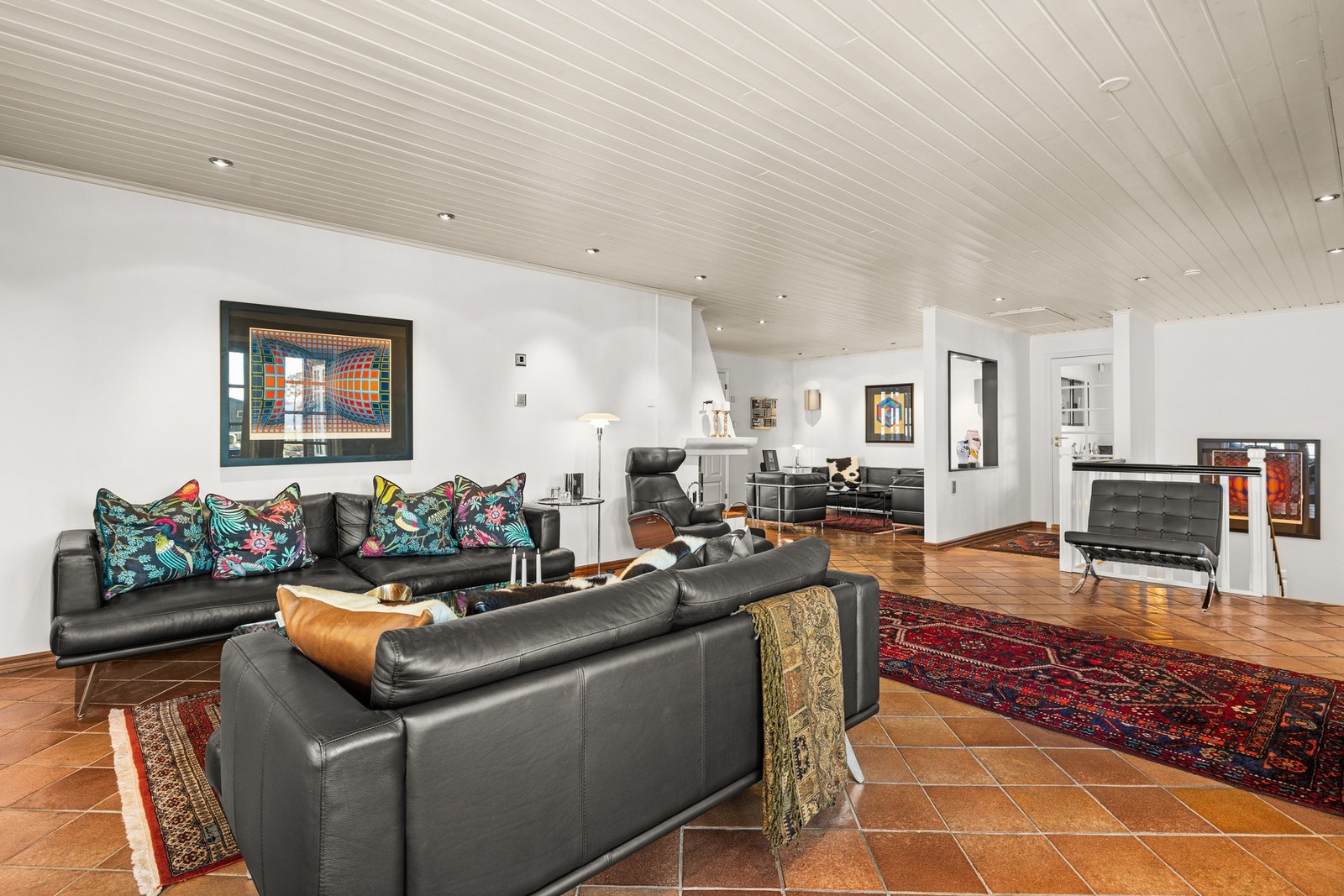 Stuen er lys og luftig, og gulvene er belagt med diagonallagte fliser med gulvvarme, noe som skaper en lun og komfortabel følelse året rundt Galleribilde