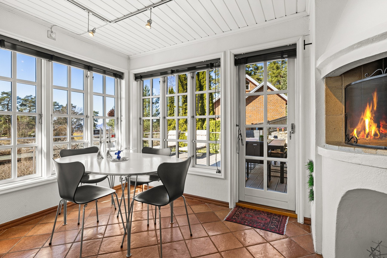 Den innebygde peisen gir rommet ekstra varme og karakter Galleribilde