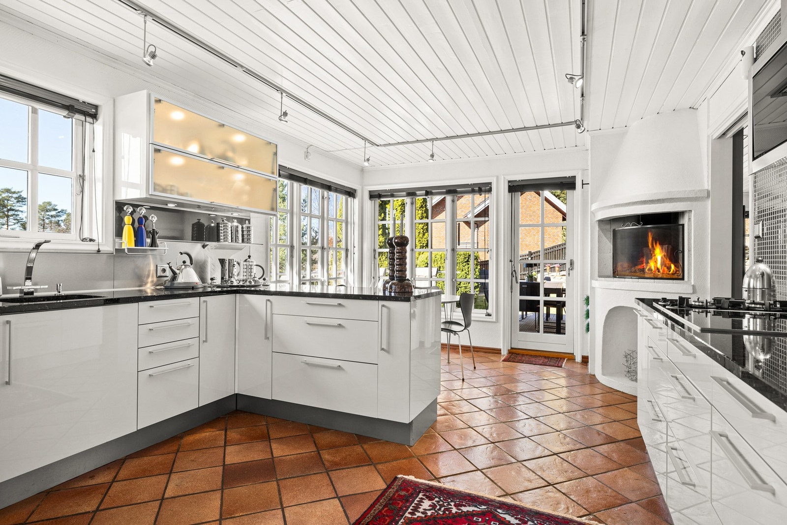 Boligen har et romslig og stilrent kjøkken fra HTH, med glatte, høyglans fronter og overskap med glassfelt som gir et lyst og rent uttrykk. Galleribilde