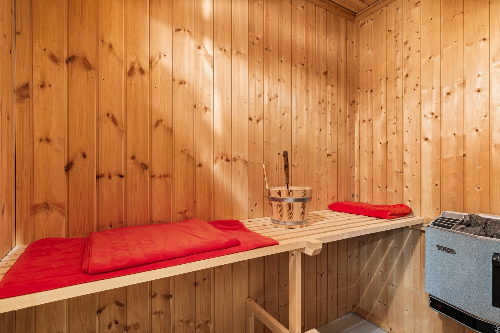 Fra baderommet i underetasjen er det direkte adkomst til en klassisk, vedlikeholdt badstue - perfekt for avslapning og velvære i hverdagen. Galleribilde