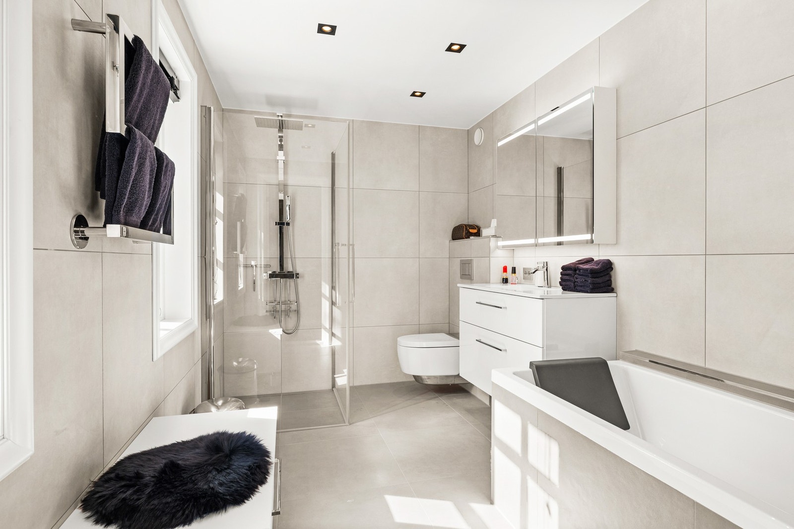 Hovedsoverommet har adkomst til eget moderne og delikat baderom, totaloppusset i 2023 Galleribilde