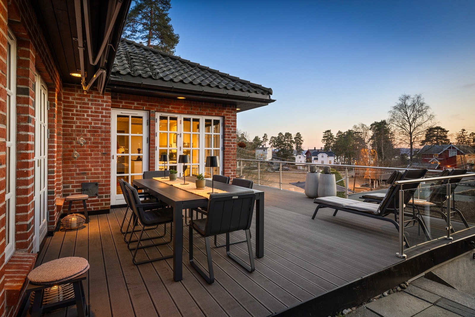 Tomten er på hele 1081 m² og er flott opparbeidet med flotte balkong og terrassearealer, samt gressplen og beplantning Galleribilde