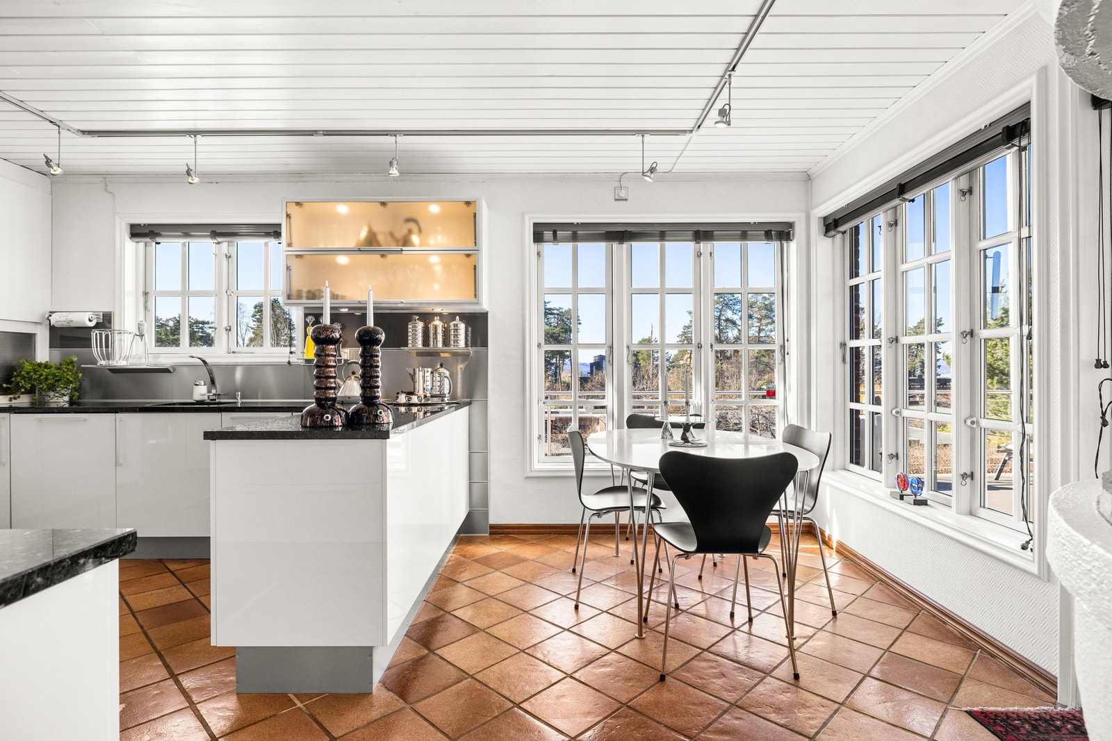 Boligen har også en lys og trivelig spiseplass i tilknytning til kjøkkenet, med store vindusflater i hjørnet og direkte utgang til terrasse Galleribilde