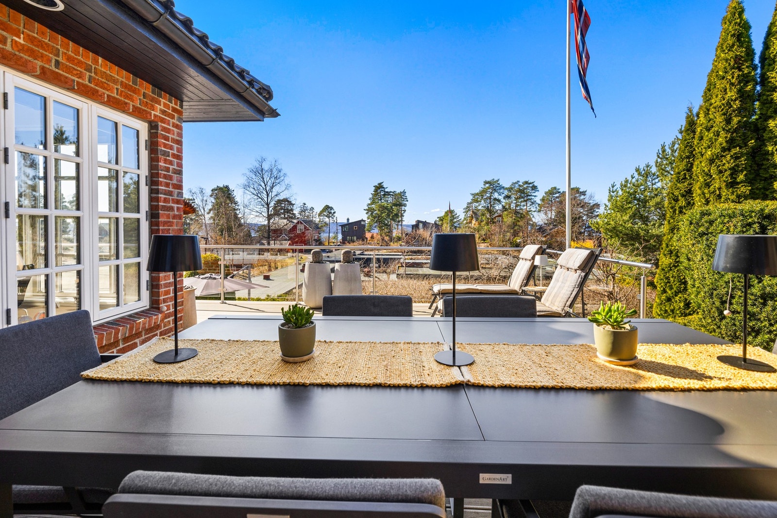 Du har god plass til forskjellig utendørsmøblement Galleribilde