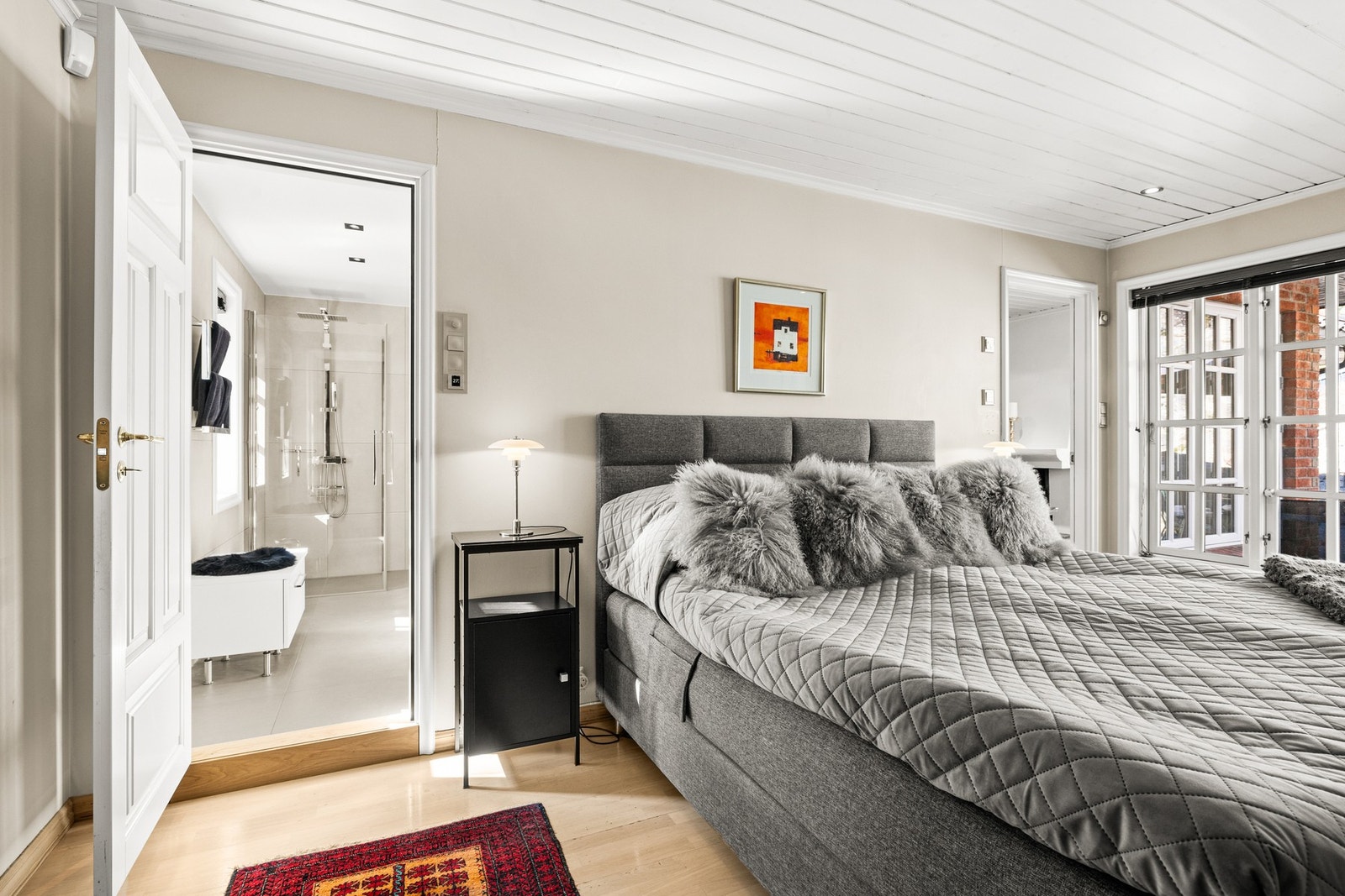 Boligen har et innbydende hovedsoverom i etasjen, med god størrelse og gjennomtenkte løsninger. Galleribilde