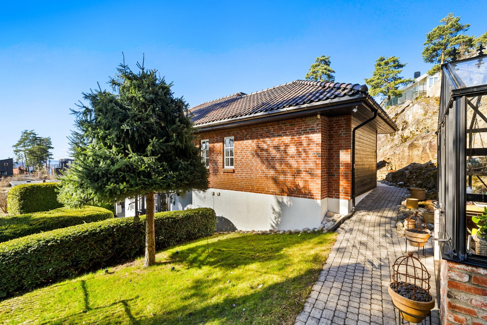 Plassen er vakkert anlagt med skifer og belegningsstein mot fjell og natur. Galleribilde
