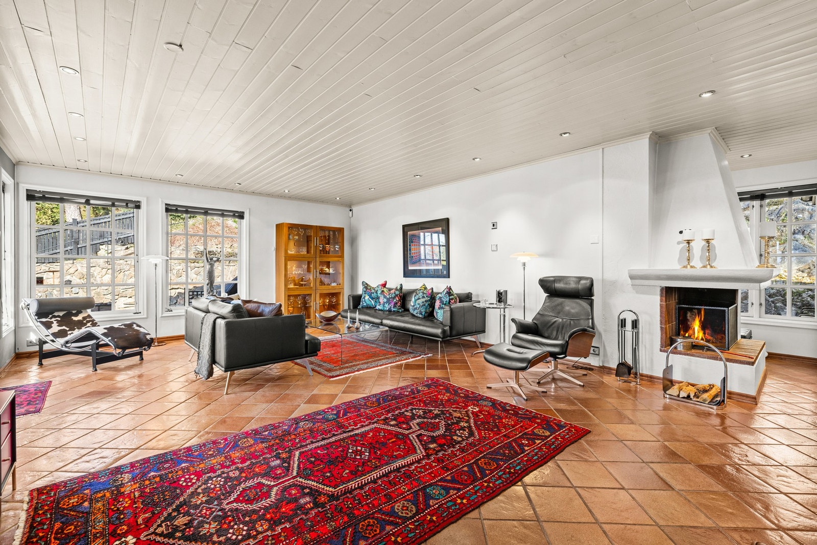 Boligen byr på en gjennomtenkt planløsning over to plan - med romslige oppholdsrom, fire soverom, to moderne baderom og godt med bod- og oppbevaringsplass. Galleribilde