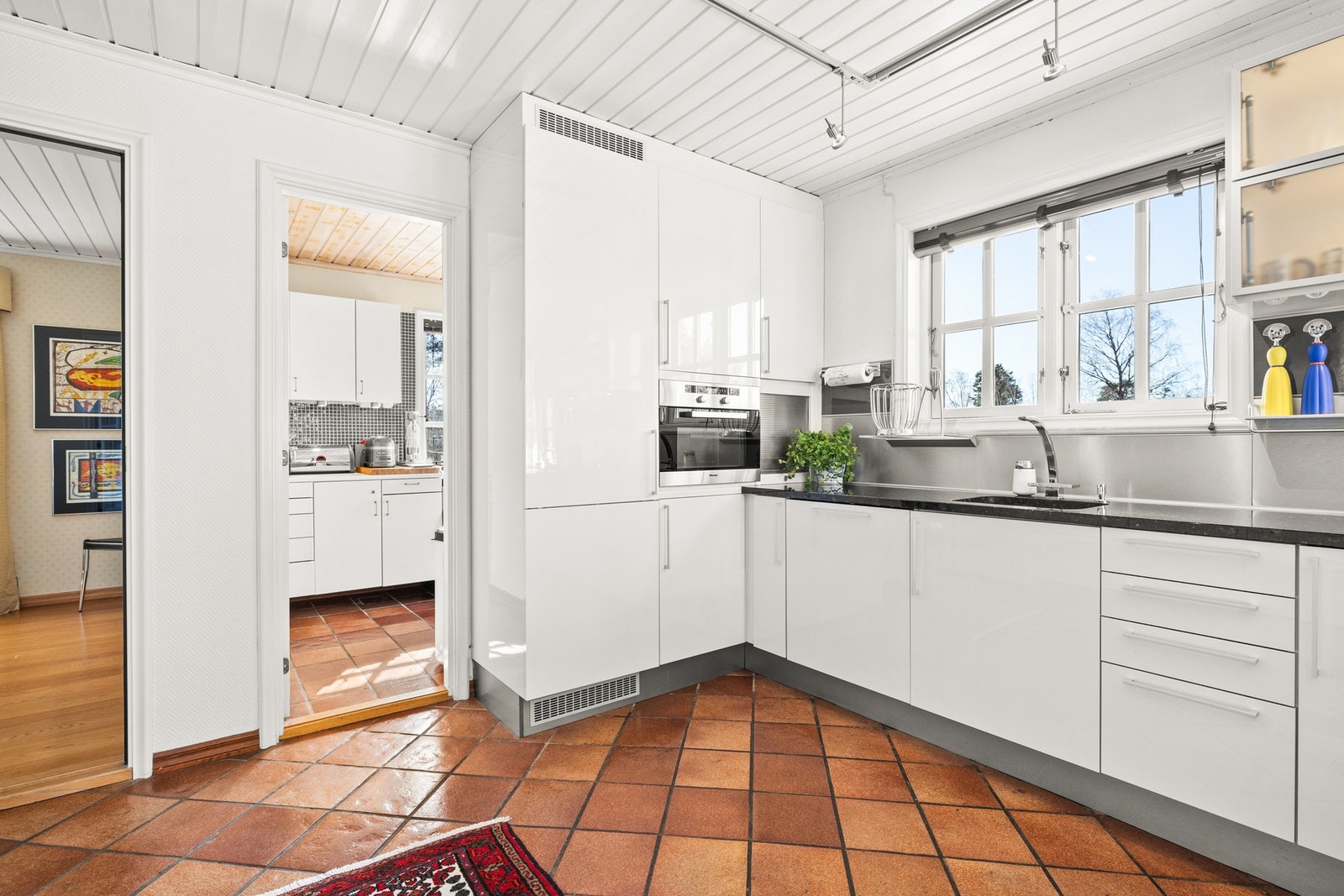 Her er det godt med både benkeplass og skapplass, noe som gir god plass under matlaging og gode oppbevaringsmuligheter for utstyr. Galleribilde