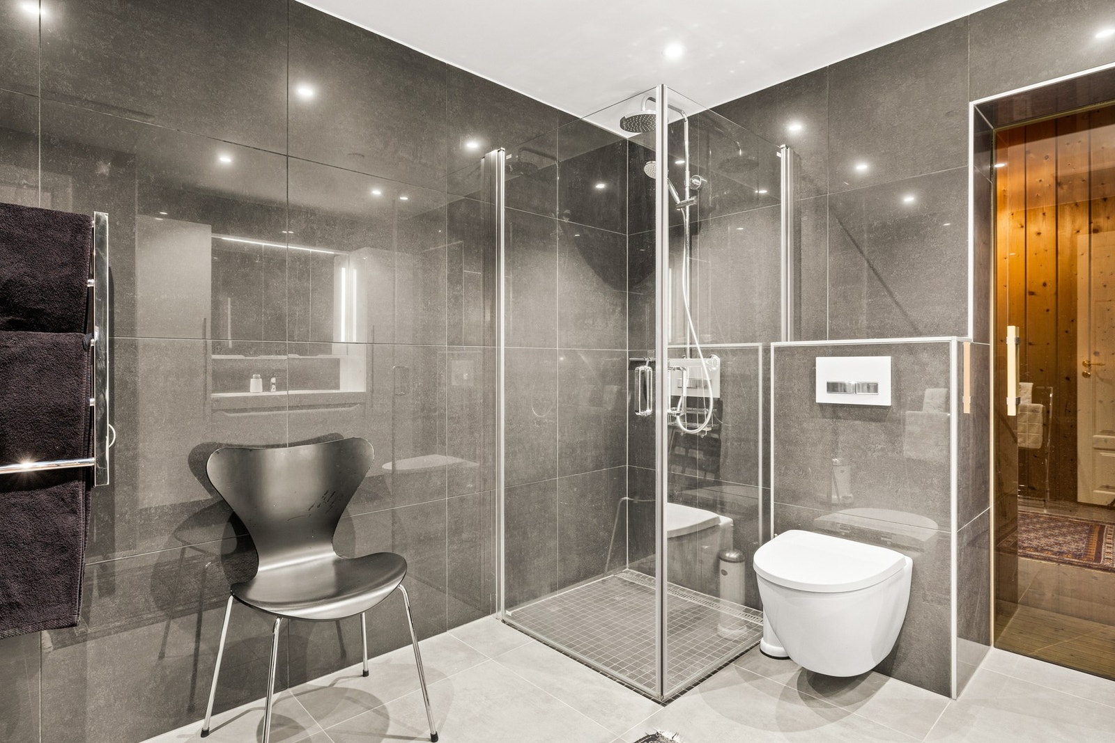 Boligen har et moderne og innbydende baderom i underetasjen, oppusset i 2018. Galleribilde