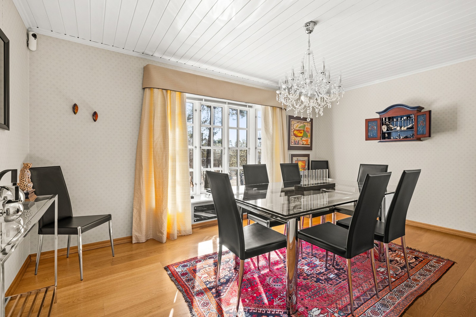 Spisestuen ligger i tilknytning til kjøkkenet og fremstår som et stilfullt og formelt rom med god plass til langbord Galleribilde