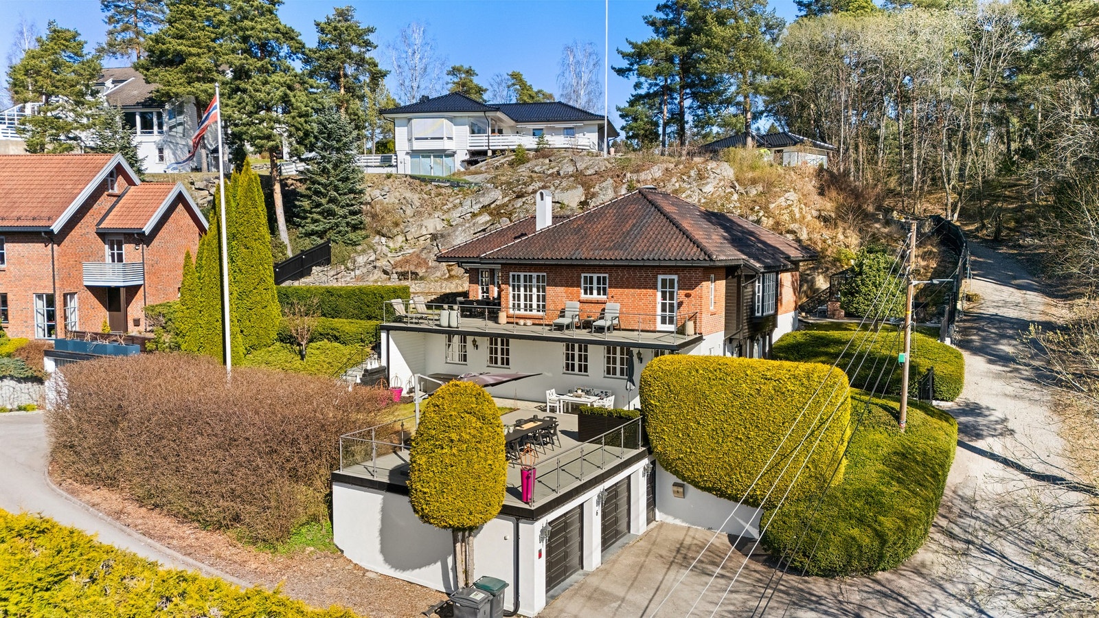 Adkomsten fra garasjen opp til porten er utstyrt med varmekabler - en praktisk løsning på vinterstid. Galleribilde