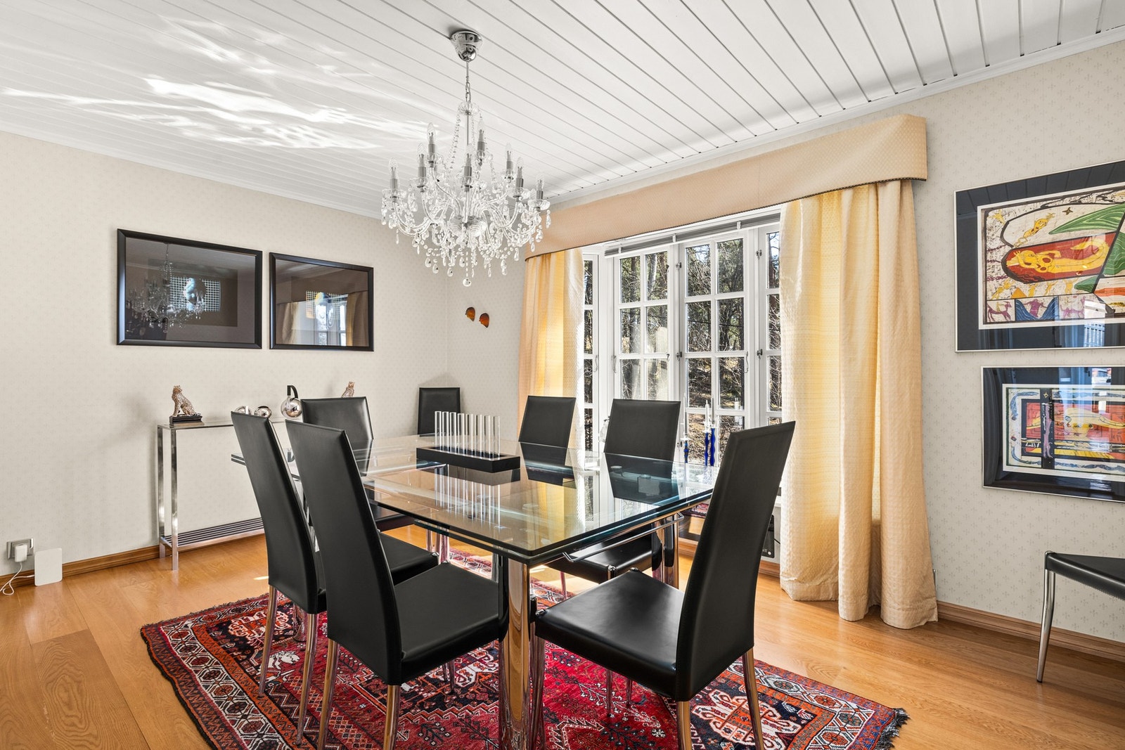 Etasjen har en elegant spisestue, med klassiske detaljer Galleribilde