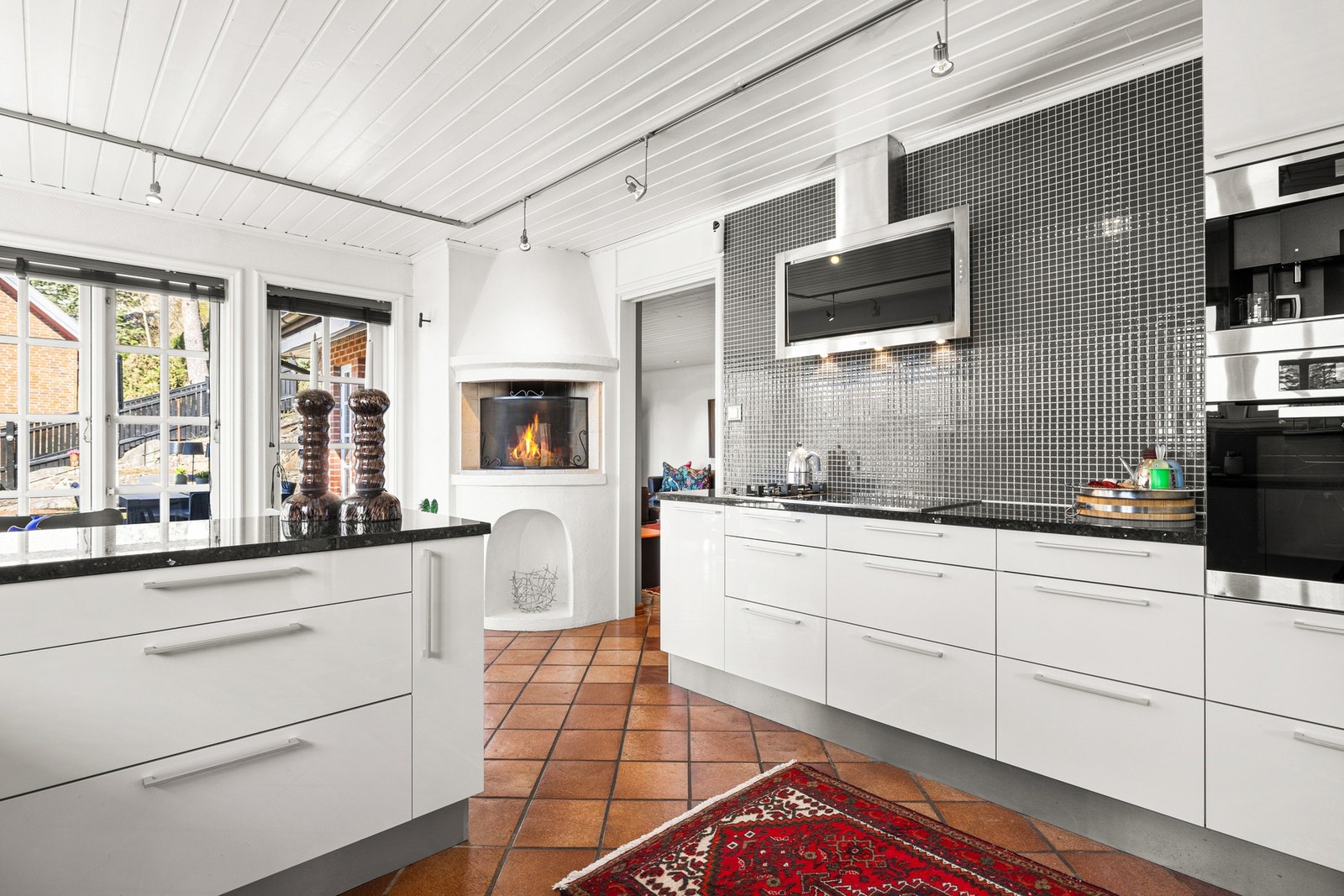 Kjøkkenet er godt utstyrt med integrerte hvitevarer fra Miele - inkludert oppvaskmaskin, kjøleskap, mikrobølgeovn, stekeovn, induksjonstopp og kaffemaskin Galleribilde