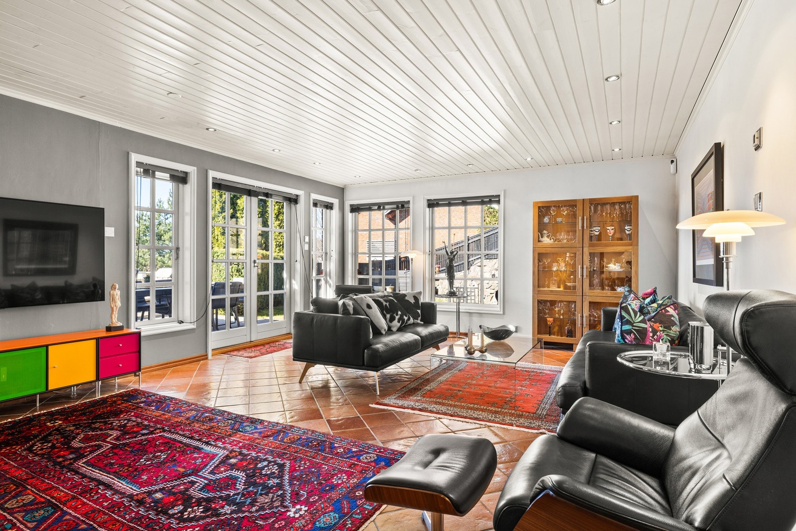 Store vindusflater og flere utganger til flotte uteplasser gir rikelig med naturlig lys og sømløs overgang mellom inne- og utearealer Galleribilde