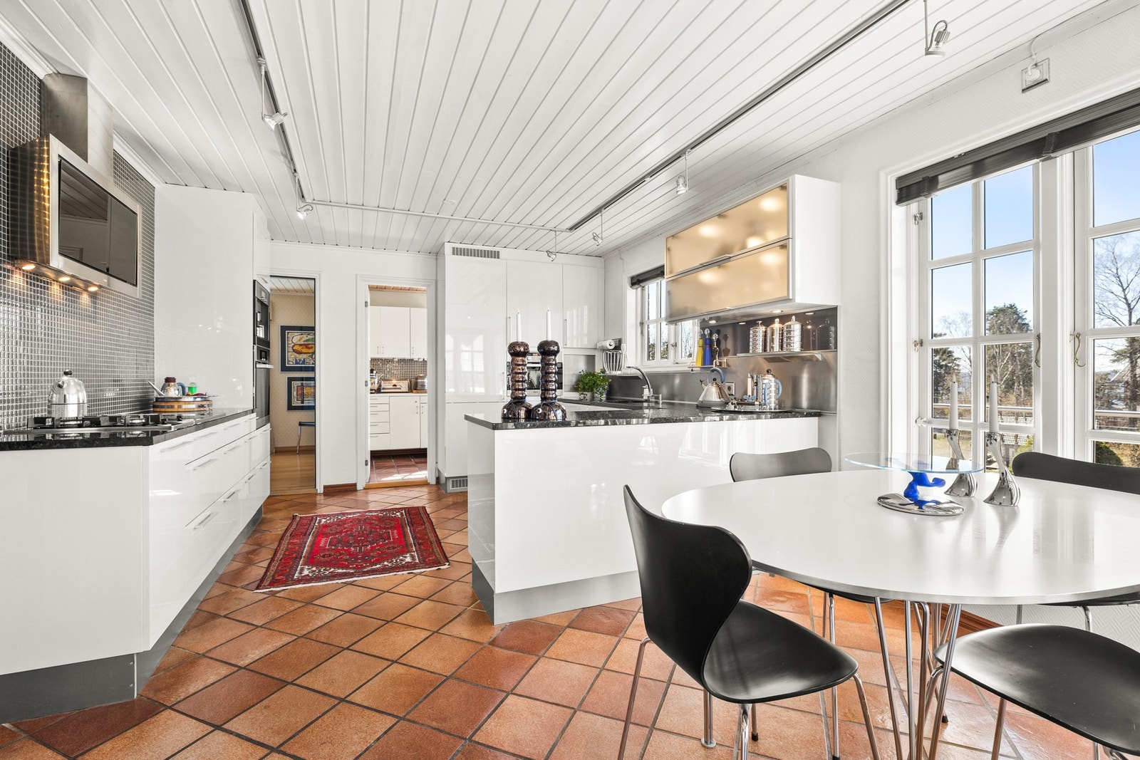 Benkeplaten er i sort granitt, med nedfelt stålkum og designkran fra Damixa med to-greps løsning. Galleribilde