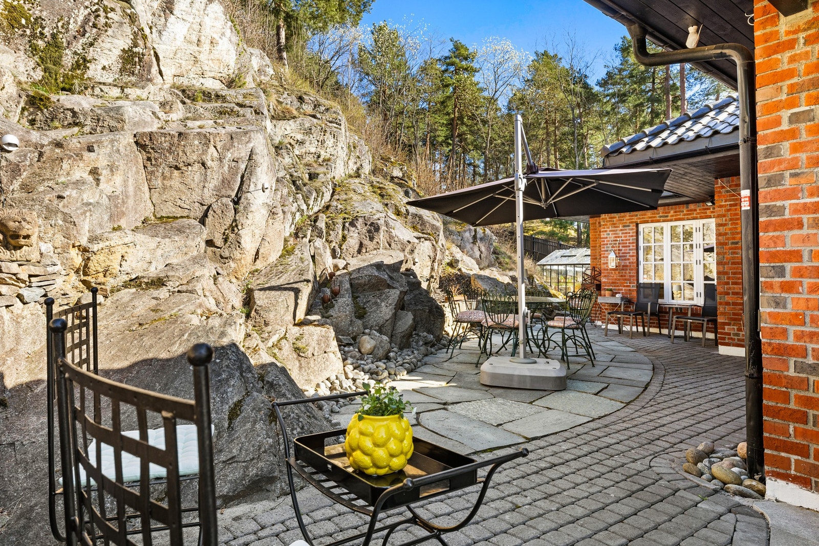 Bak huset ligger en lun og skjermet uteplass på ca. 35 m² Galleribilde