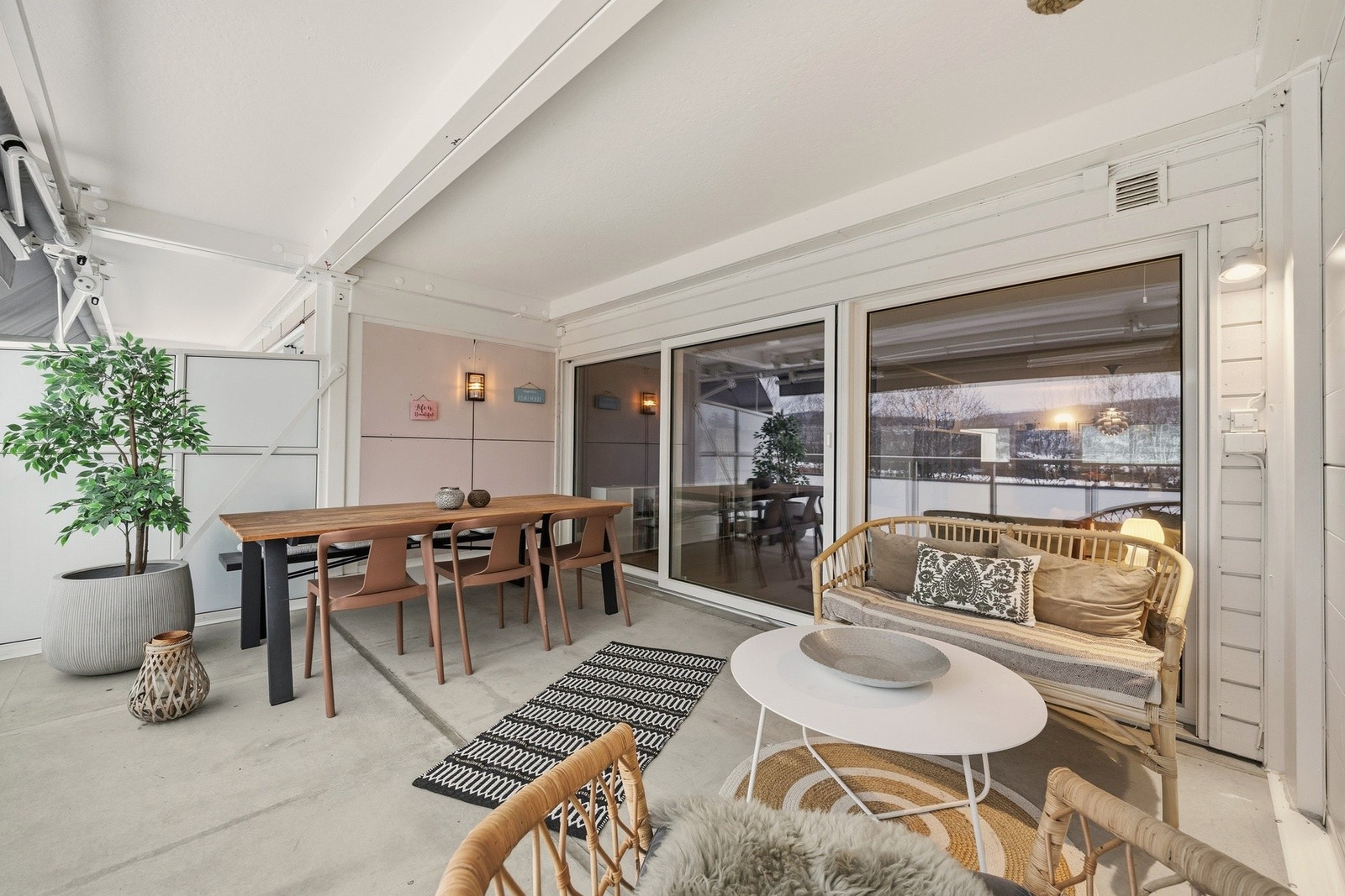 Leiligheten ligger i et grønt, rolig og barnevennlig boligområde på Rykkinn, omgitt av hyggelige utearealer som bidrar til et trivelig bomiljø Galleribilde