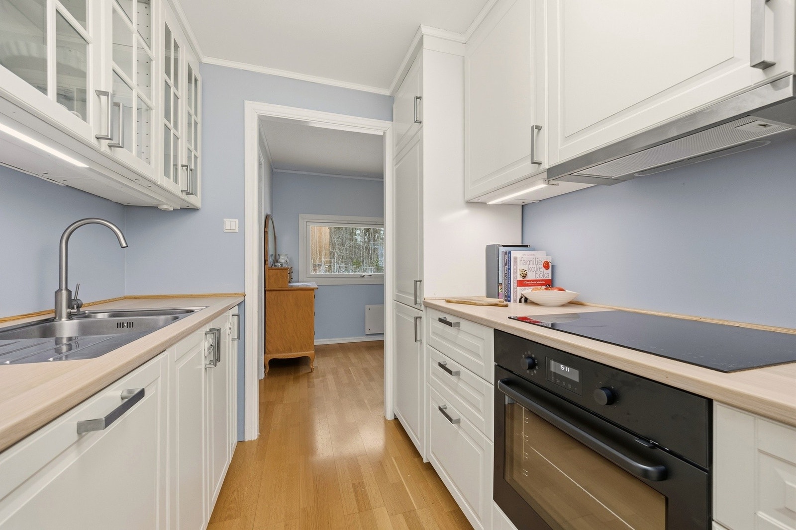 Kjøkkeninnredningen er fra Ikea og har profilerte fronter Galleribilde