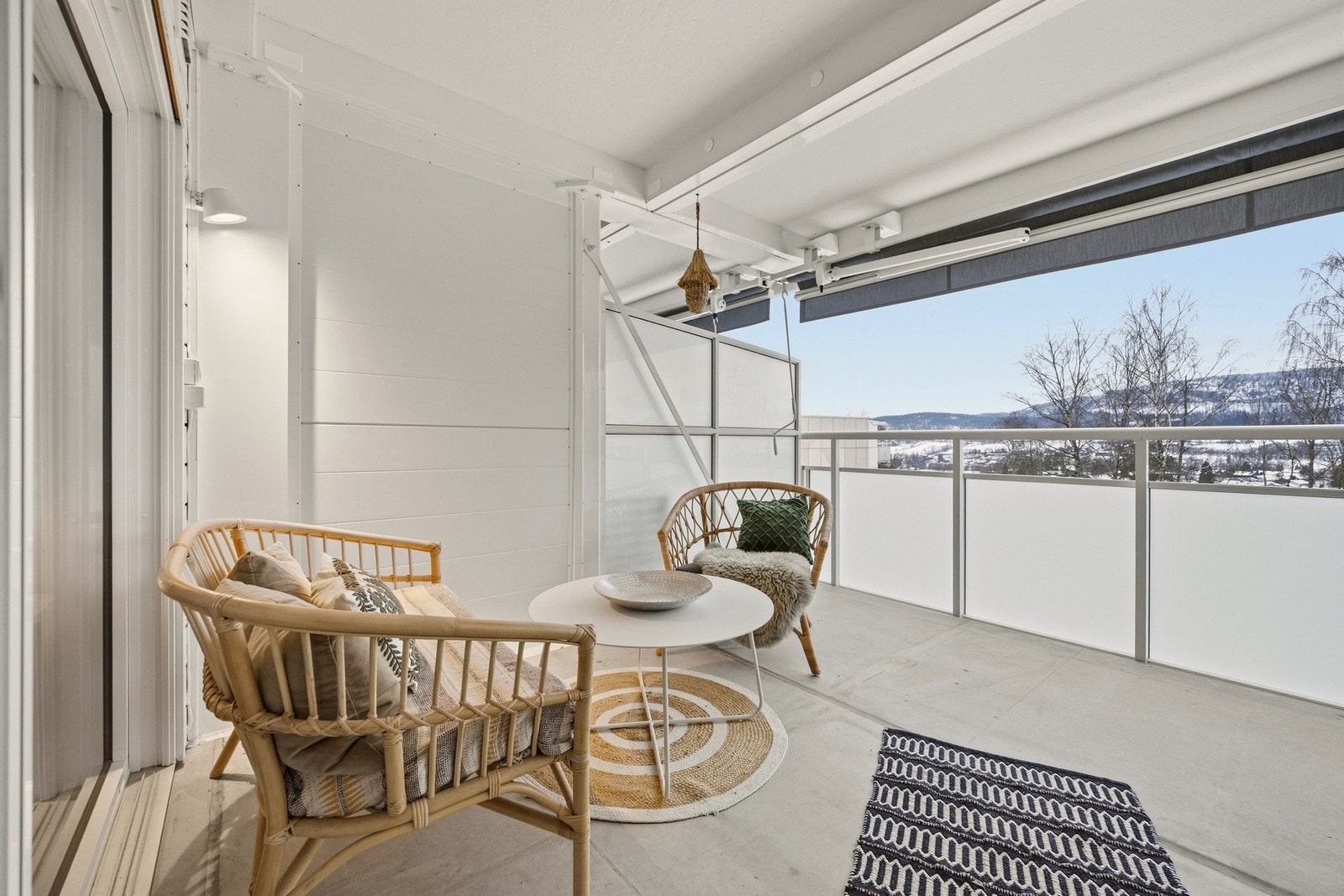 På sommerhalvåret kan man åpne opp skyvedørene og bruke balkongen som en forlengelse av stuen Galleribilde