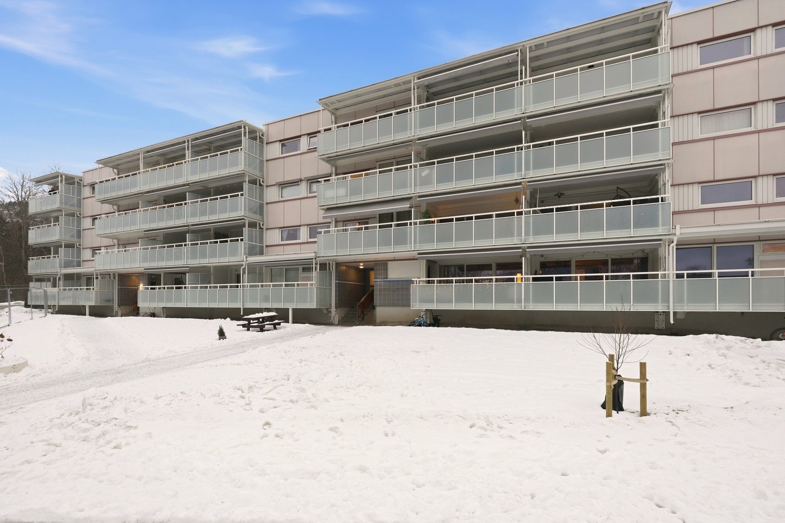 Leiligheten ligger i byggets 2. etasje Galleribilde