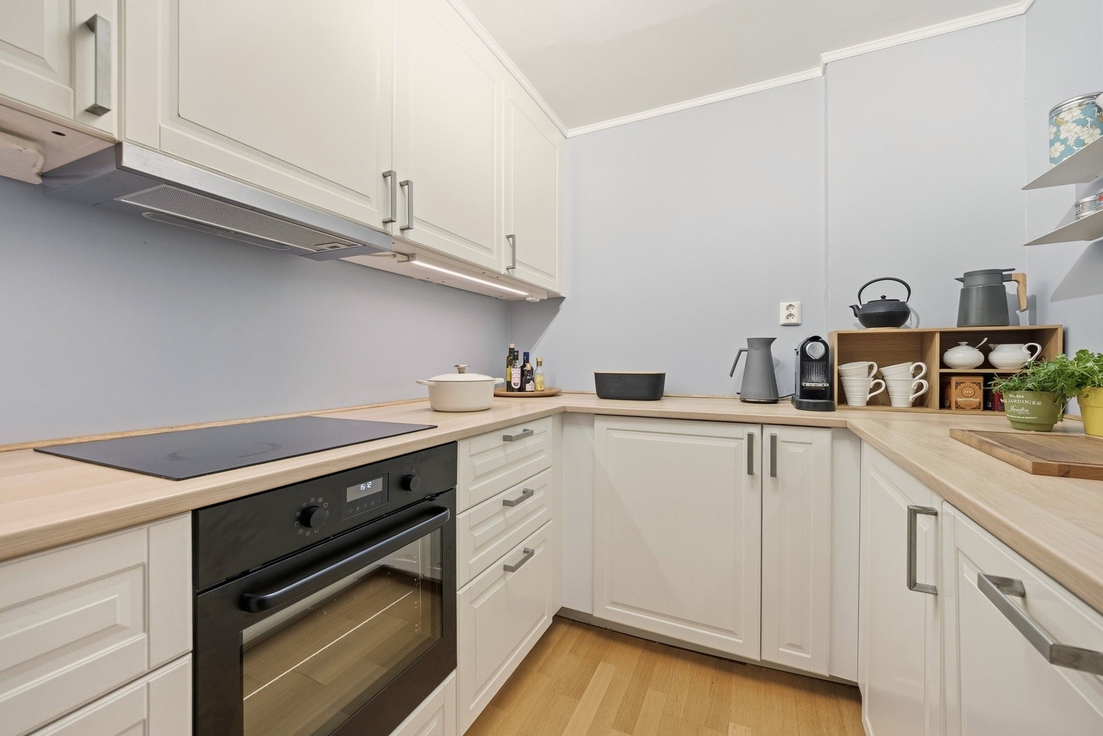 Kjøkkenet byr på godt med skap- og benkplass som er med på å skape et funksjonelt og arbeidsvennlig kjøkken Galleribilde