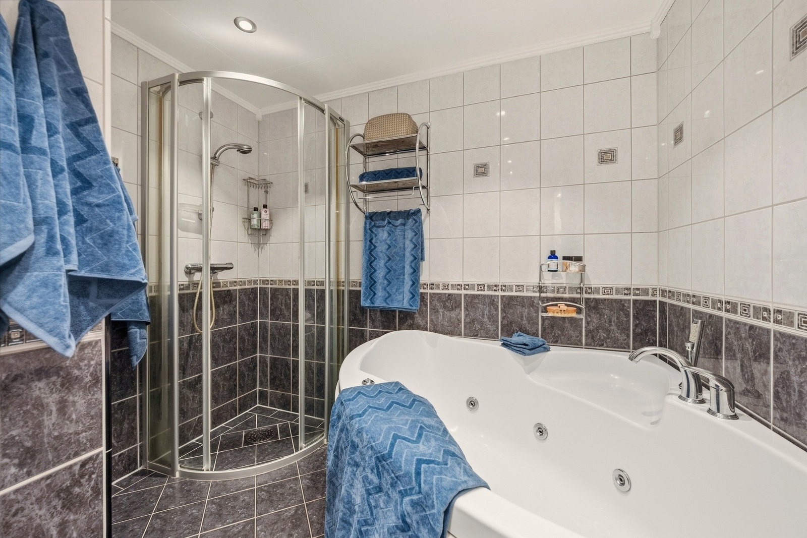 Badet er utstyrt med bla. dusj og boblebad Galleribilde