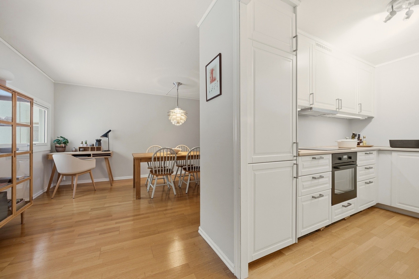 Spisestuen er praktisk plassert i tilknytning til kjøkkenet Galleribilde