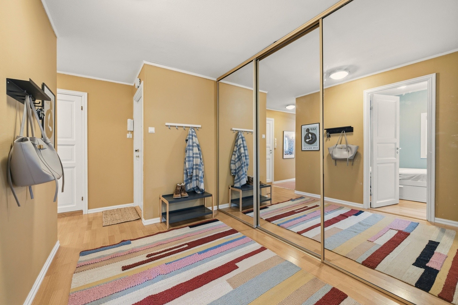 Entré med plassbygd garderobe som gir gode oppbevaringsmuligheter for sko og yttertøy Galleribilde