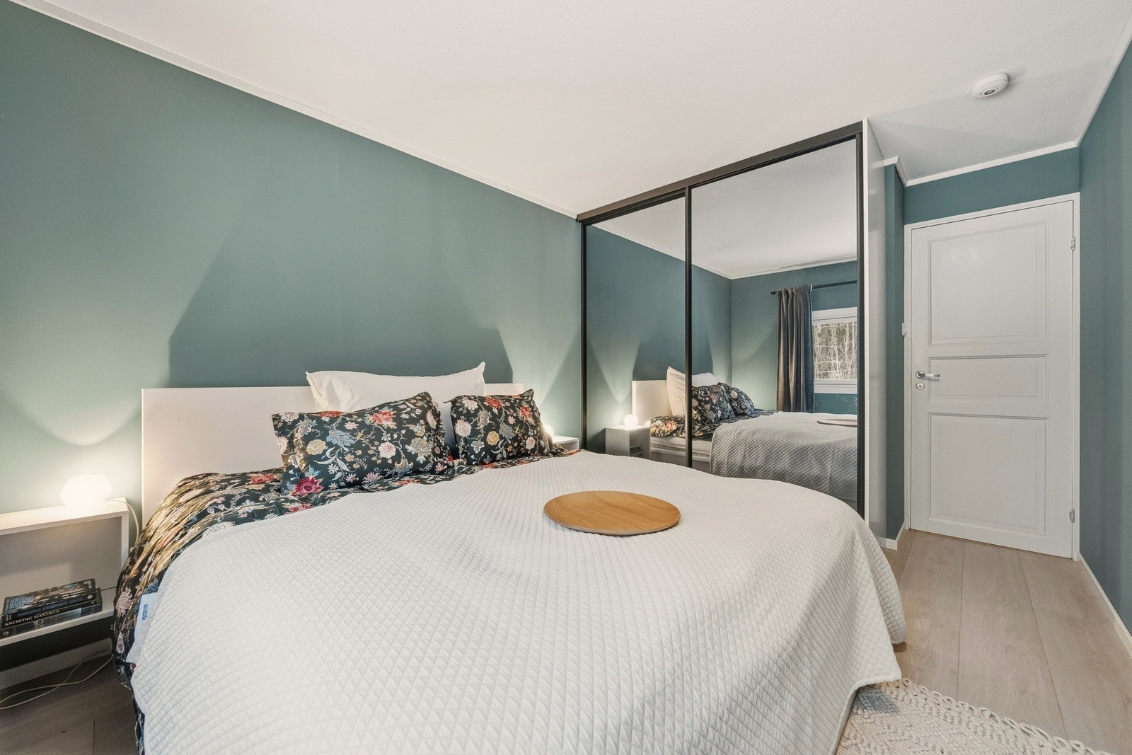 God plass til dobbeltseng og garderobeløsning Galleribilde