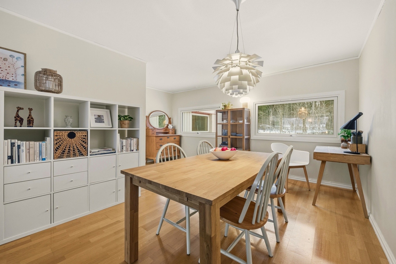 Leiligheten har en romslig spisestue med plass til langbord Galleribilde