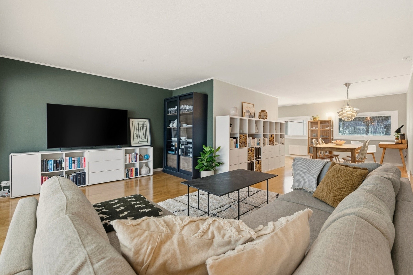 Leiligheten har en romslig stue med gode innredningsmuligheter Galleribilde