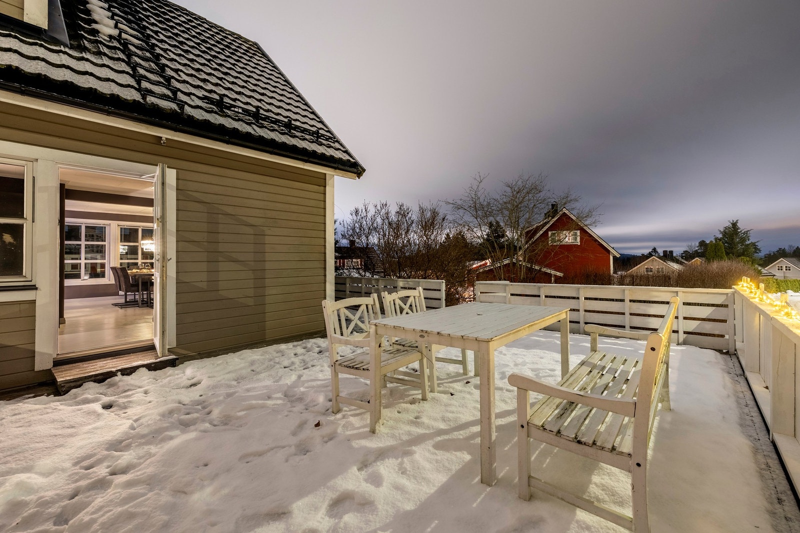 Her er det rikelig med plass til både sittegrupper og grill. Galleribilde