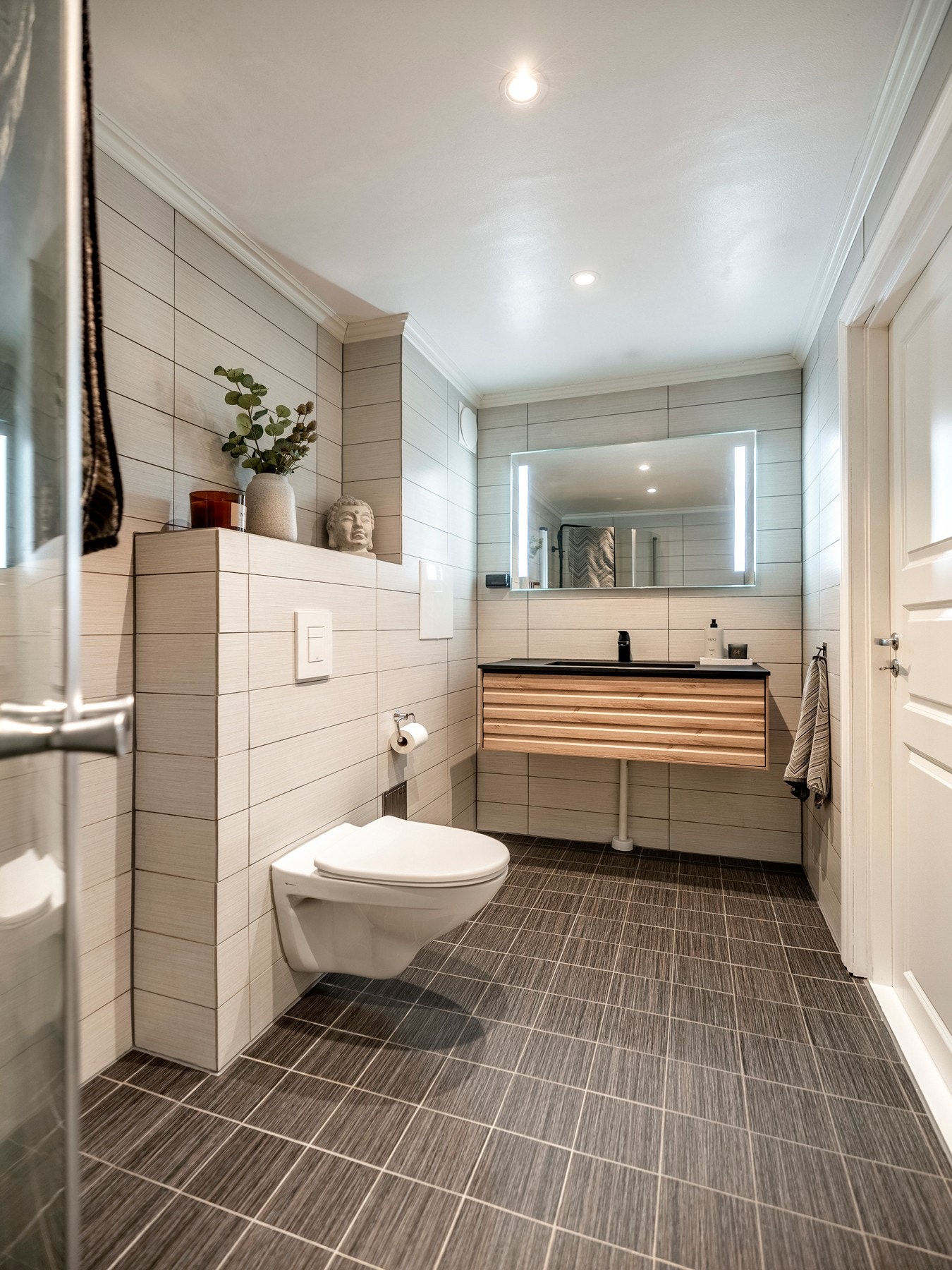 Badet har flislagte vegger- og gulv, varmekabler og innfelt downlights. Galleribilde