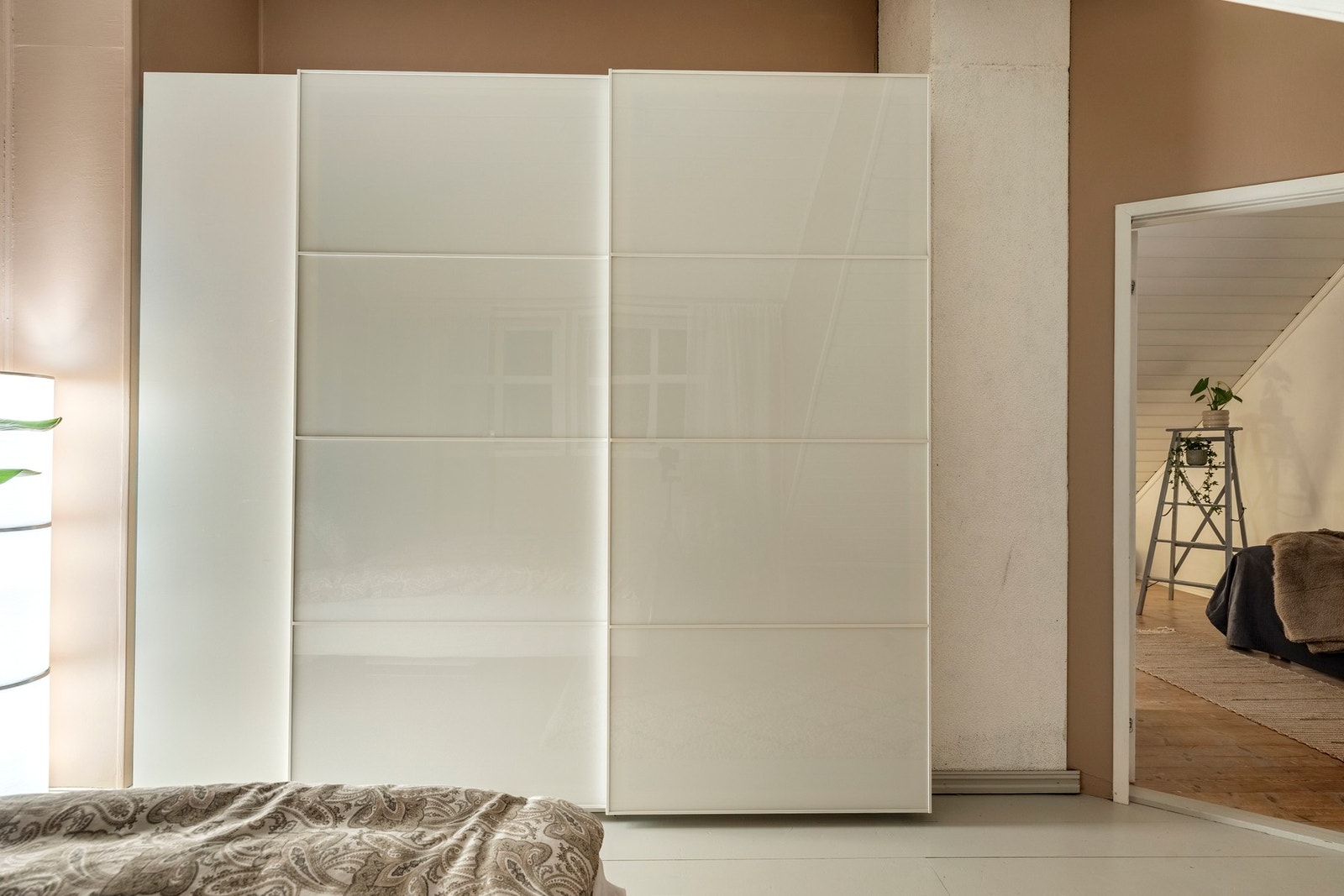 Rommet har plass til seng, og det er innredet med en praktisk skyvedørsgarderobe.. Galleribilde