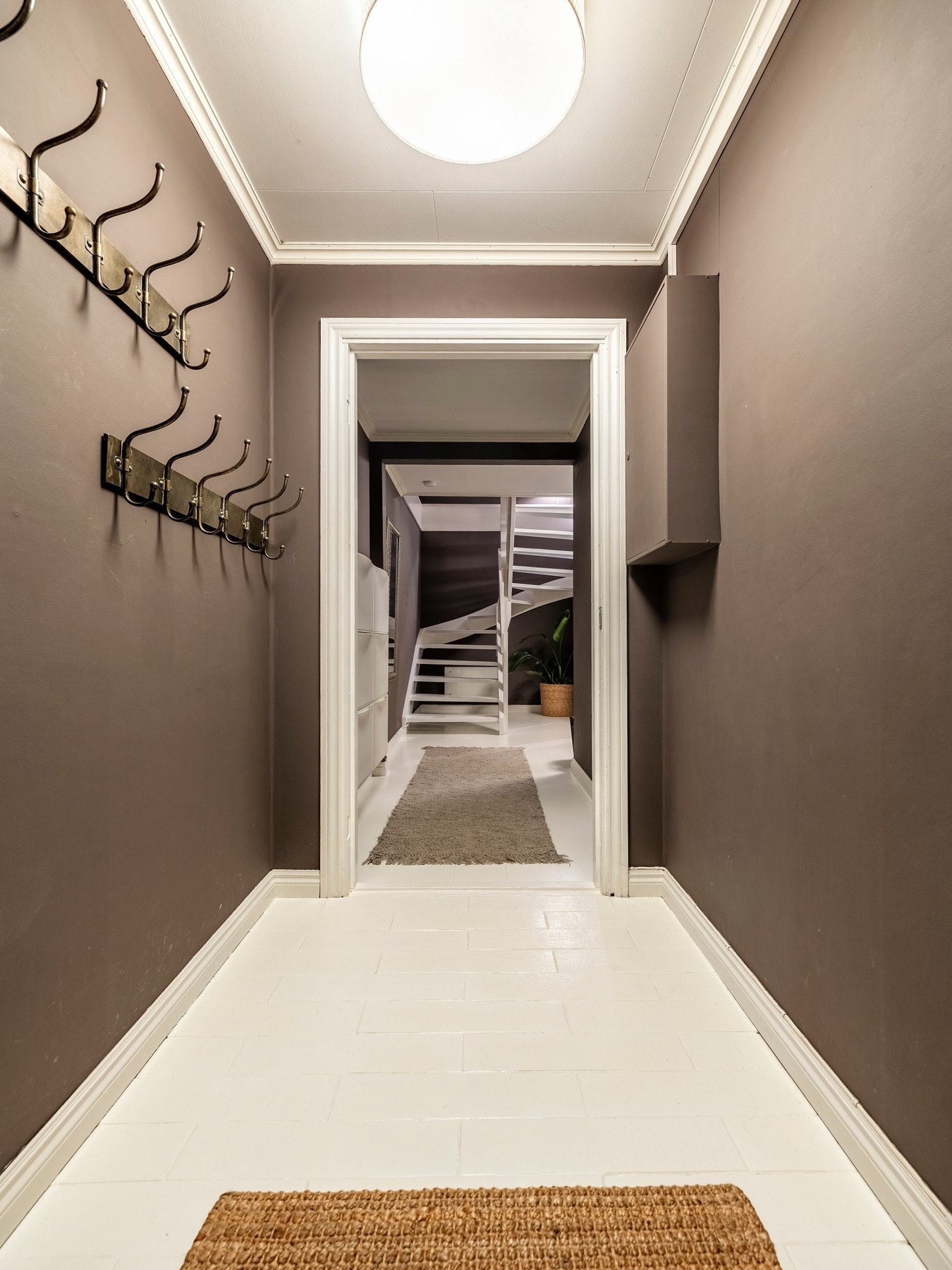 Entréen er malt i mørke fargetoner og har flislagt gulv, utstyrt med behagelig gulvvarme for ekstra komfort. Galleribilde