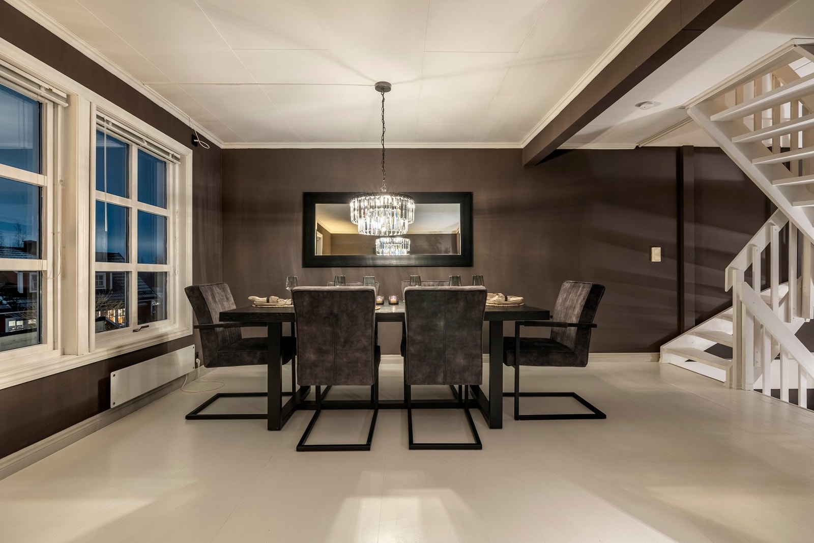 Spisebordet har sin naturlige plassering utenfor kjøkkenet. Galleribilde