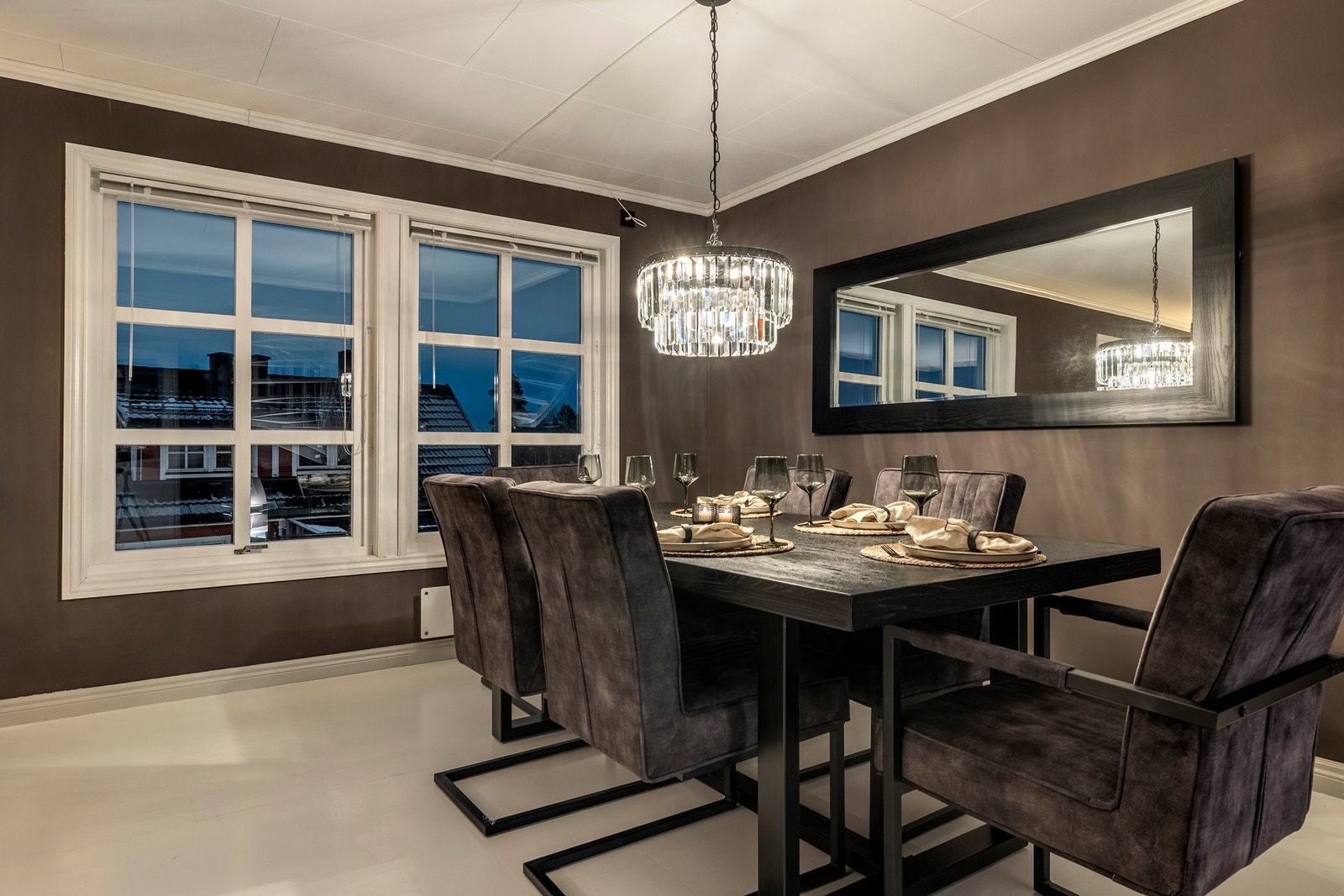 Store vindusflater slipper inn rikelig med naturlig lys som gir rommet en åpen og luftig følelse. Galleribilde