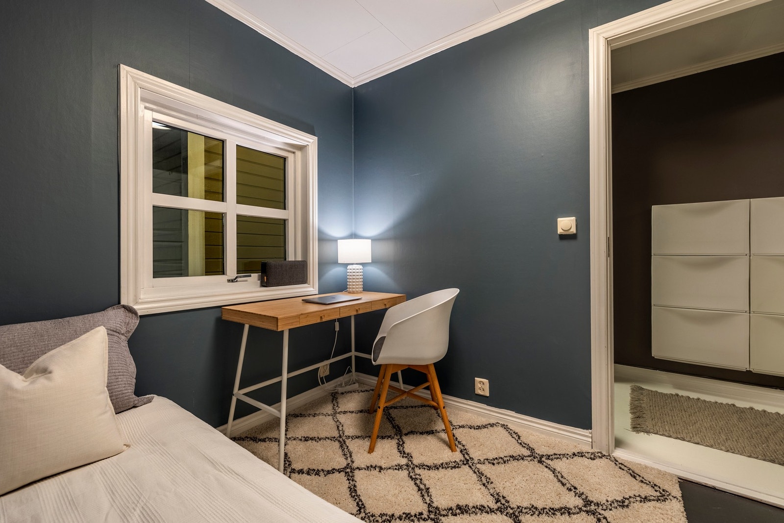 Her er det god plass til seng, nattbord og skrivebord. Galleribilde