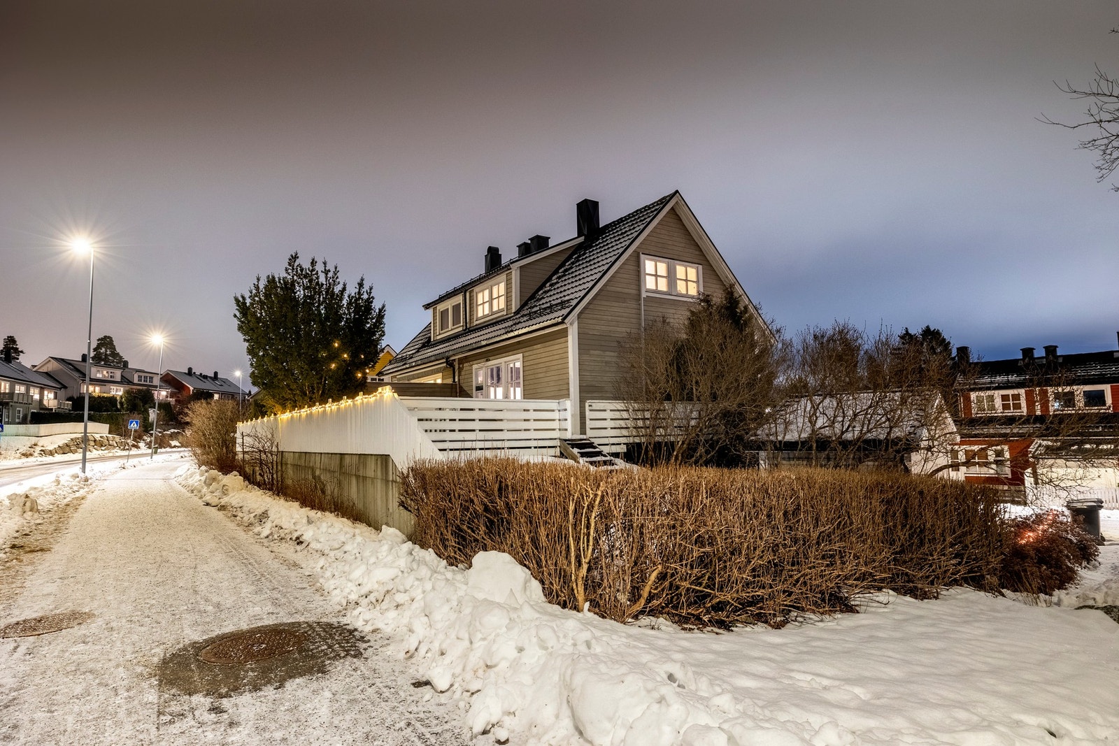 Her bor du med flotte turområder rett utenfor døren, samtidig som skoler, barnehager, butikker og offentlig kommunikasjon er lett tilgjengelig. Galleribilde