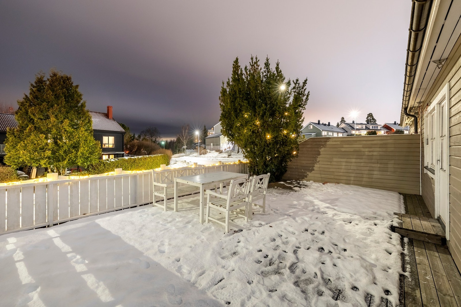 Fra kjøkkenet er det utgang til en solrik terrasse på ca. 53 kvm som strekker seg mot syd og vest. Galleribilde