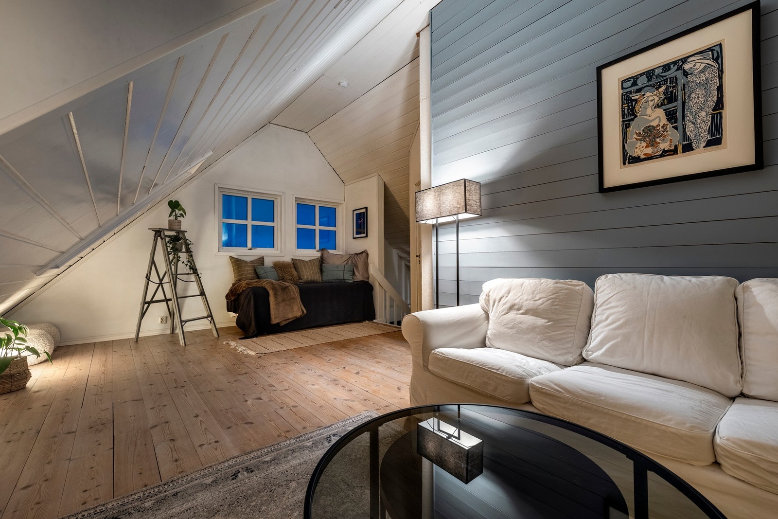 I loftsetasjen finner du en koselig stue. Galleribilde