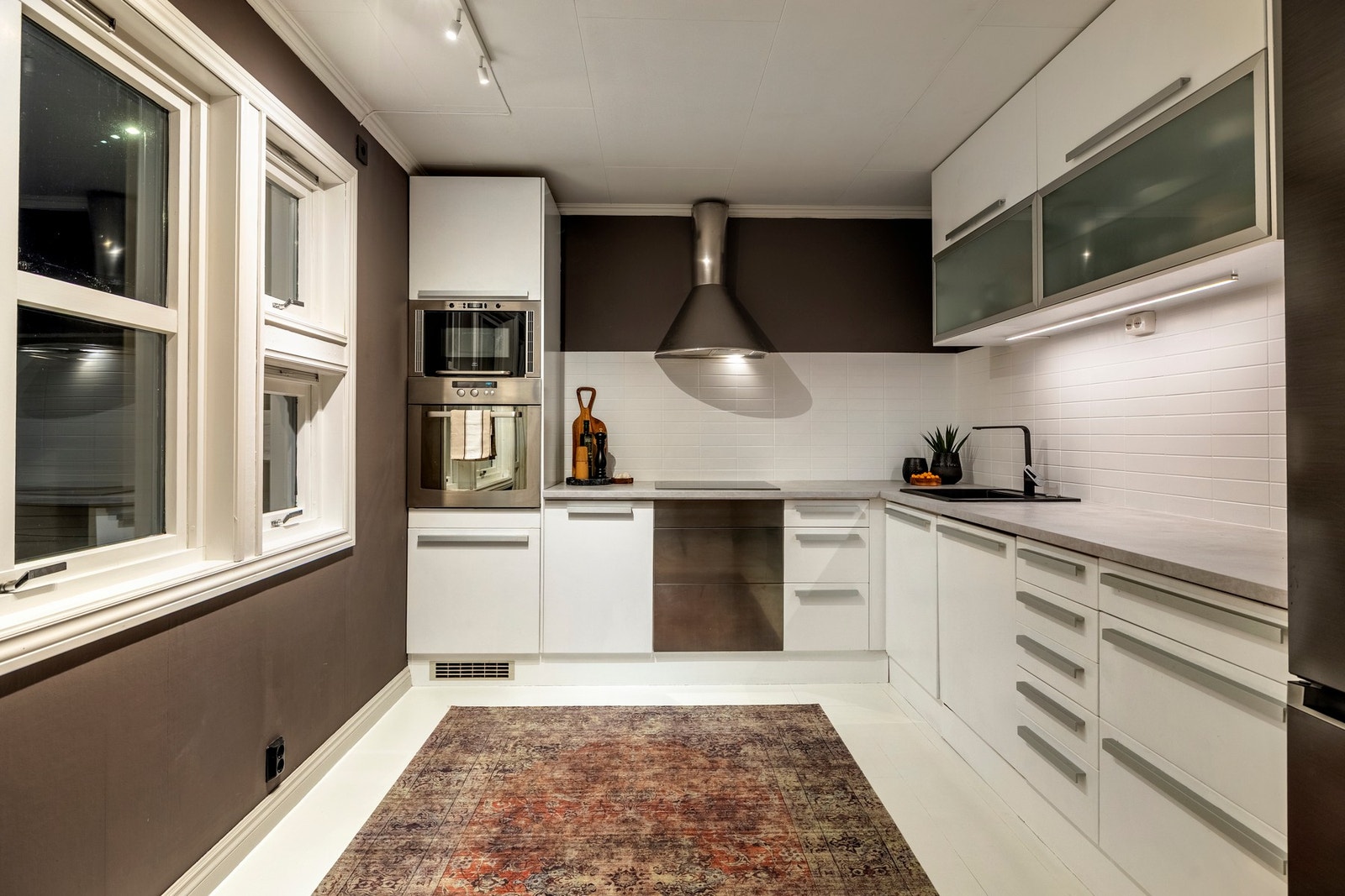 Det funksjonelle L-formede designet utnytter plassen godt, og det er rikelig med benke- og skapplass. Galleribilde