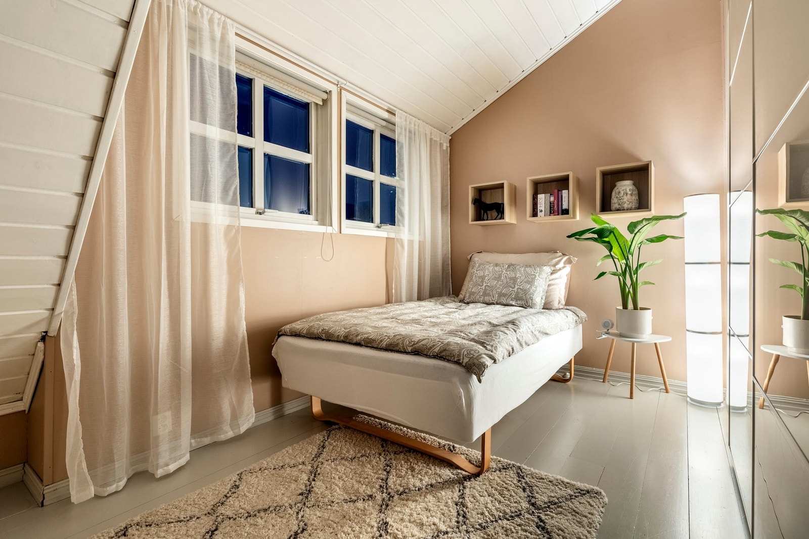 Det er ett soverom i loftsetasjen. Galleribilde