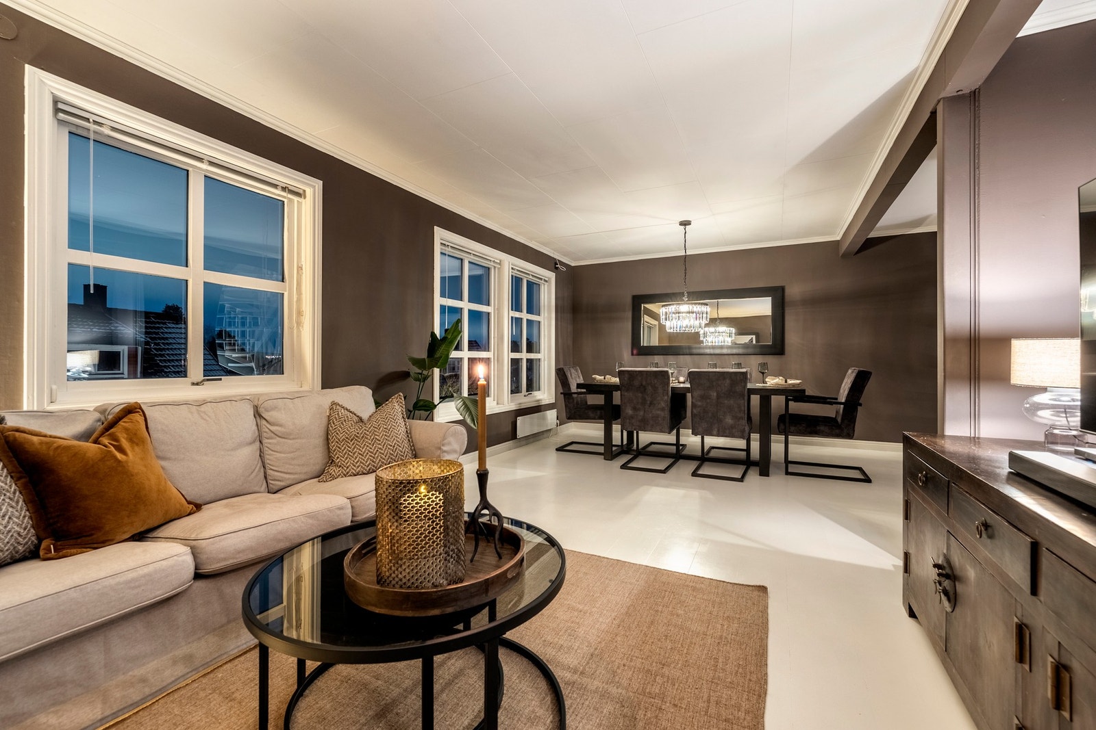 Stuen har god plass til sofagruppe, TV-løsning og spisebord i ulike soner. Galleribilde