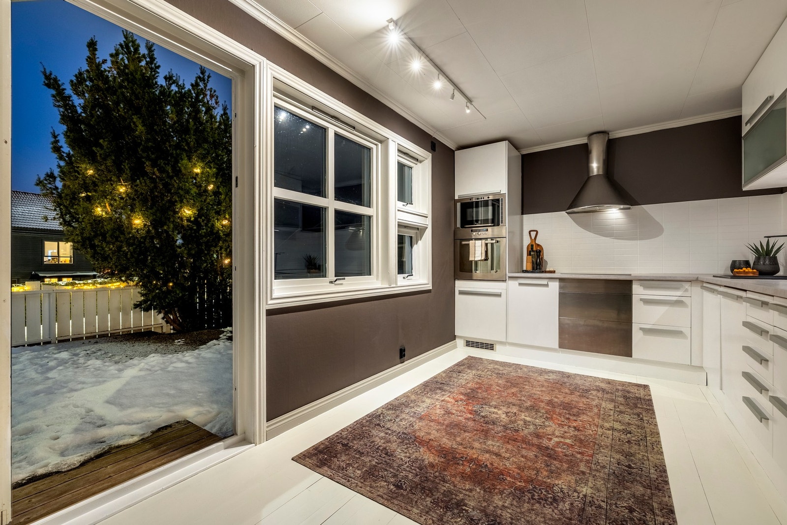 Kjøkkeninnredning fra Ikea med lyse, slette fronter og laminerte benkeplater med nedfelt oppvaskkum i kompositt. Galleribilde