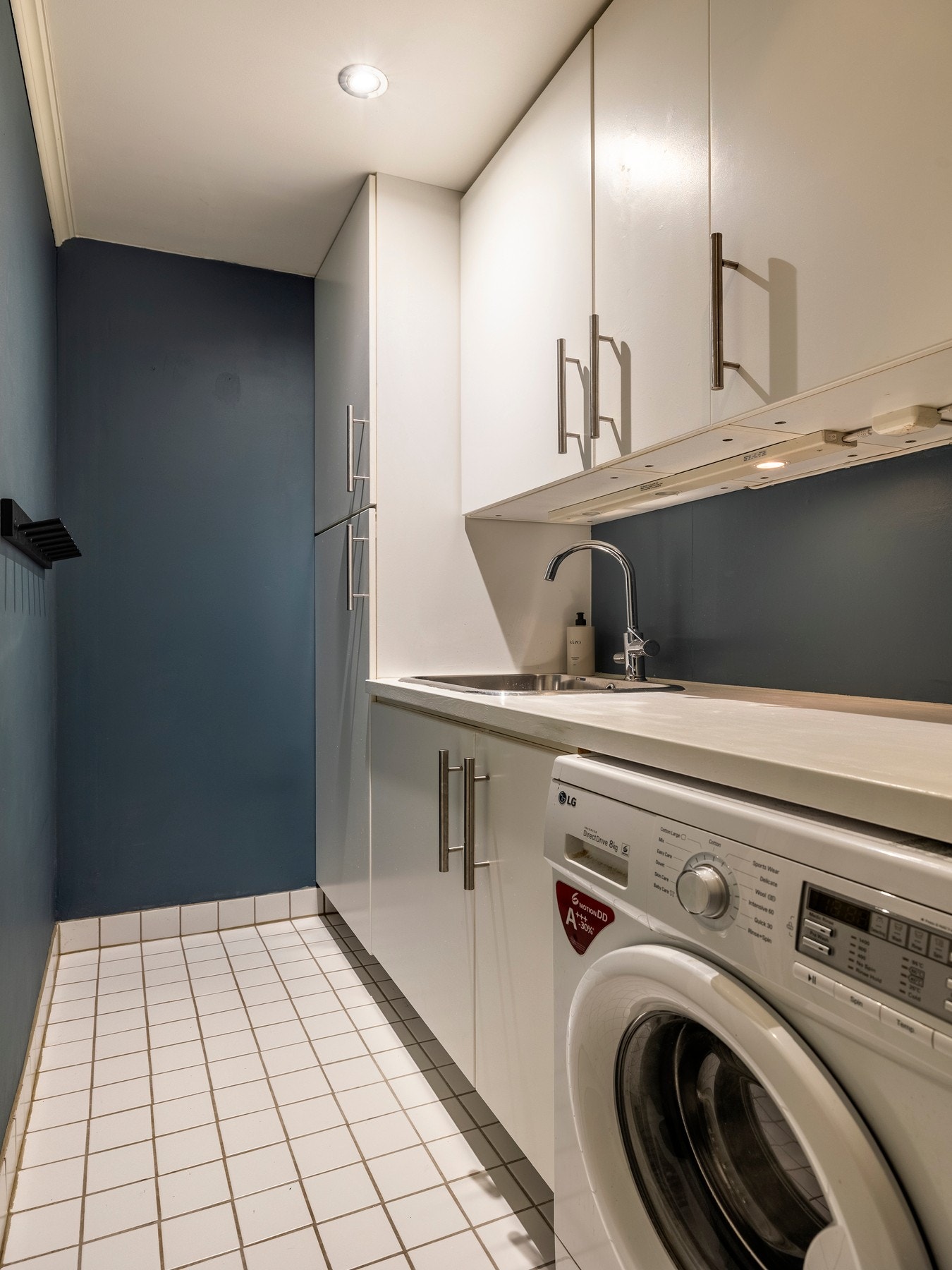 Vaskerommet ligger vegg i vegg med badet og er både praktisk og velutstyrt, perfekt for hverdagsbruk. Varmekabler på gulvet gjør rommet lunt og varmt, og godt egnet som vaskerom. Galleribilde