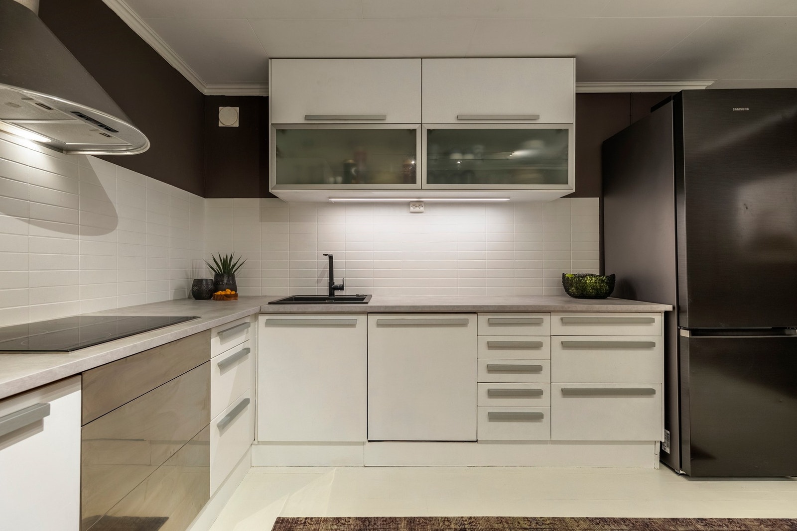 Kjøkkenet er utstyrt med integrerte hvitevarer som induksjonstopp, micro, komfyr, oppvaskmaskin, samt et frittstående kjøleskap. Galleribilde